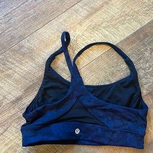 Luluelmon Size 8 - no padding - good condition - blue camo